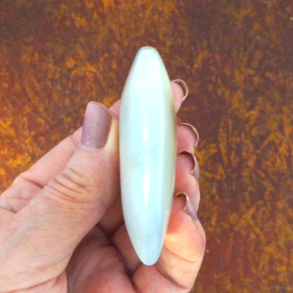 Blue orca agate crystal heart.  66g. 2.1"x2.4"x.59". - Picture 3 of 6